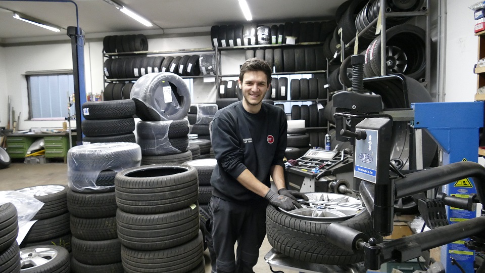 Mitarbeiter beim Reifenservice