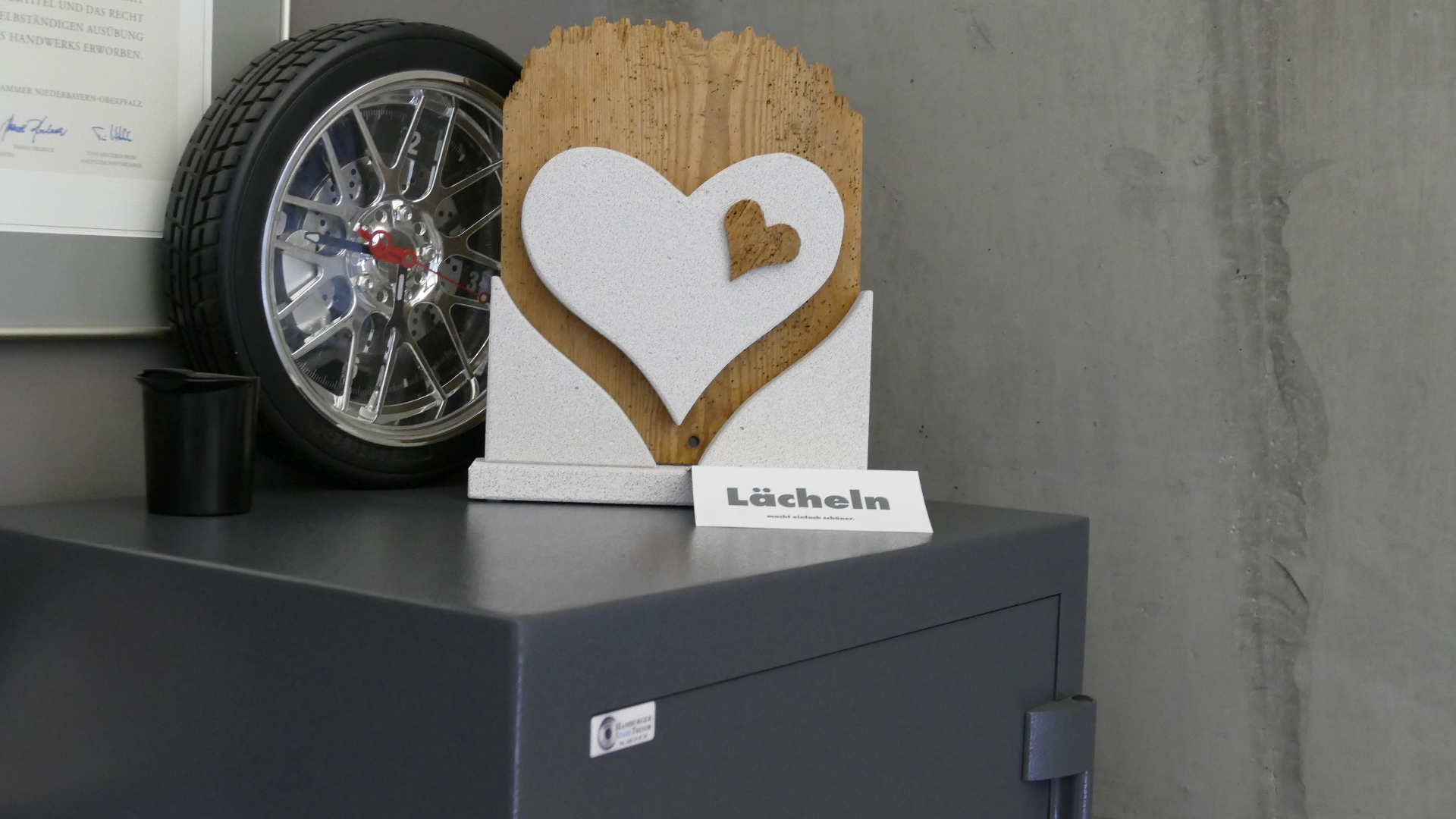 Meisterbriefe im Bürobereich von Auto Gibis