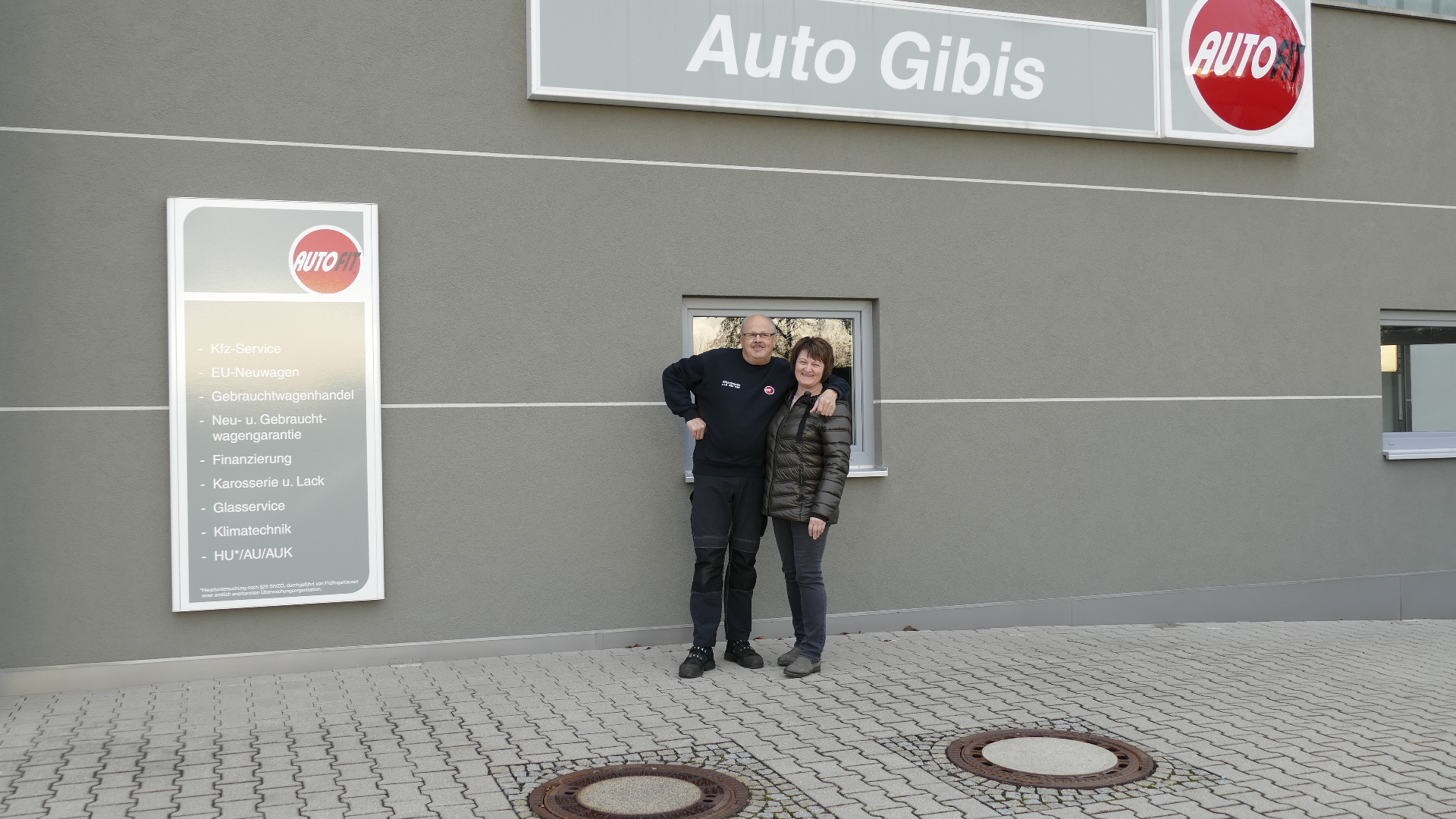 Mitarbeiter vor dem Auto Gibis Betrieb