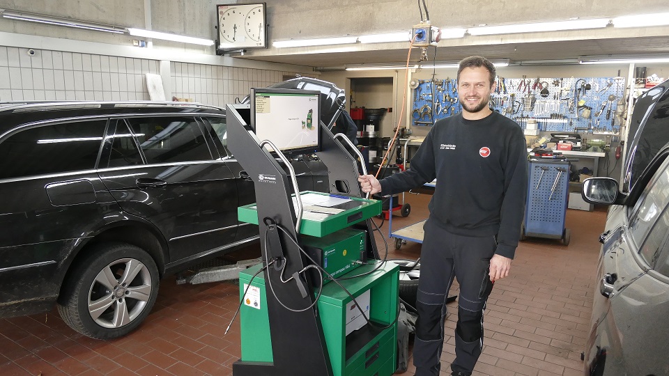 Mitarbeiter mit Werkstattausrüstung