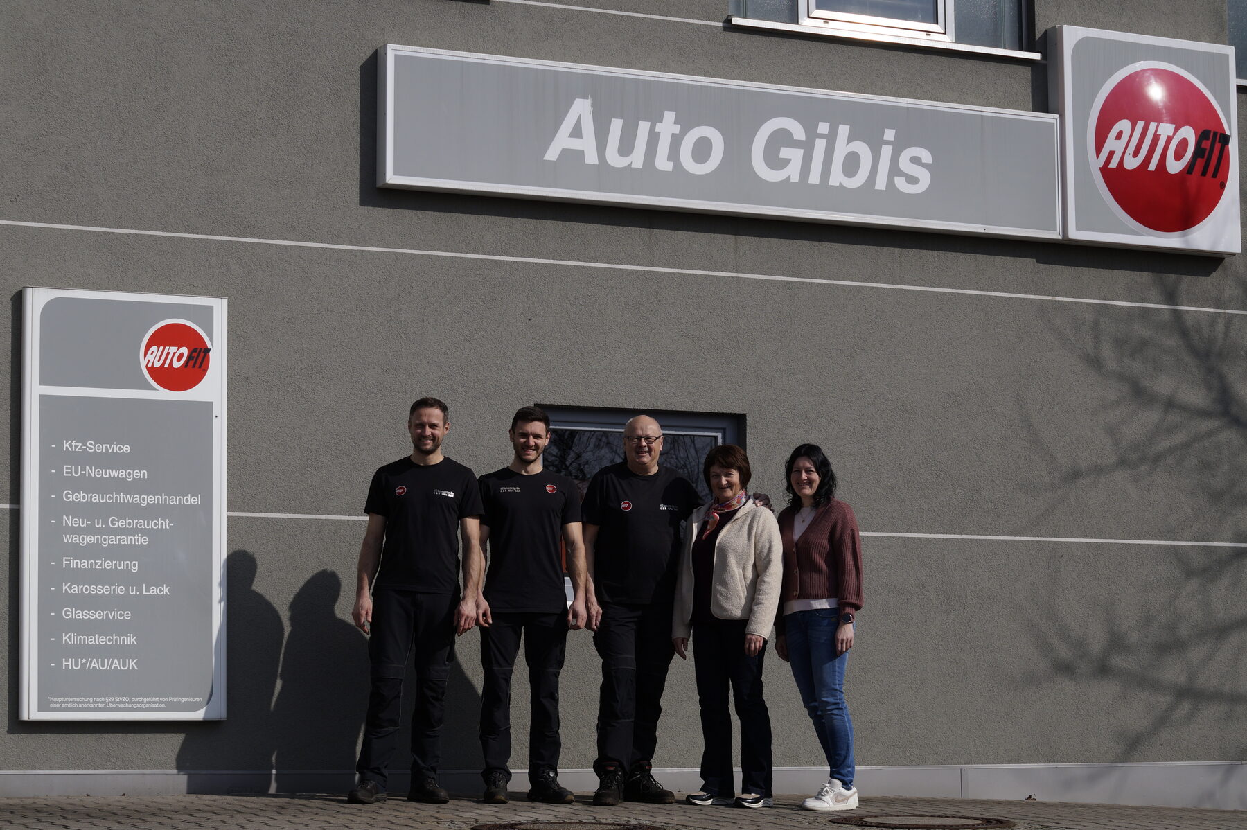 Auto Gibis Team vor dem Werkstattgebäude